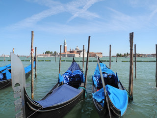 Gondeln und Kirche San Giogio Maggiore in Venedig