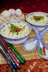 Asiatische Nudelsuppe mit Chilis