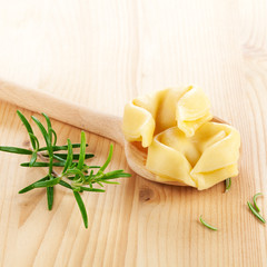 Tortellinis auf Holzlöffel