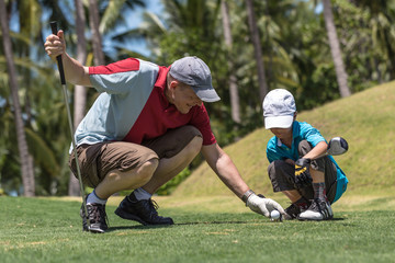 Trainer mit dem Jungen Champion