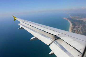 Tragfläche eines Flugzeugs während Flug