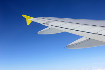 Obraz premium Tragfläche eines Flugzeugs während Flug