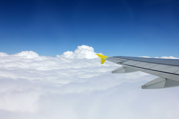 Tragfläche eines Flugzeugs während Flug