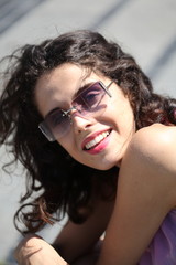 Fototapeta premium Ritratto di ragazza sorridente con occhiali