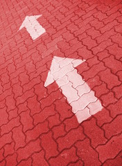 zwei pfeile und roter fahrradweg