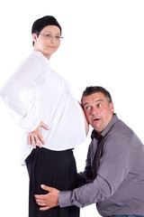 Überraschung beim hören am Schwangeren Bauch