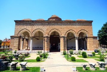 Fototapeta na wymiar Old ottoman budynek, Nicea Muzeum Archeologiczne, zbudowany w 1388
