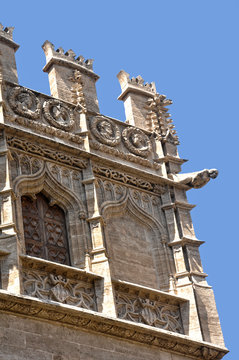 Valencia, Lonja de la Seda, arcos conopiales y g&aacute;rgola