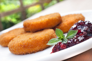 Gebackene Camenberts mit Wildpreisselbeeren