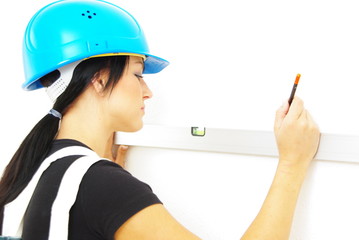 Frau mit Wasserwaage