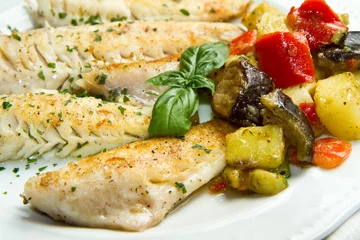Foto op Plexiglas filetti di pesce con verdure © Lsantilli