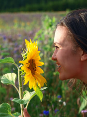 mädchen im blumenfeld