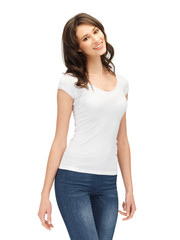 Obraz premium smiling teenage girl in blank white t-shirt
