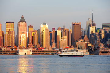 Fototapeta na wymiar New York City Manhattan na zachód słońca nad rzeką Hudson