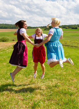 Luftsprung im Dirndl