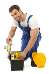 Handwerker sucht im Werkzeugkoffer