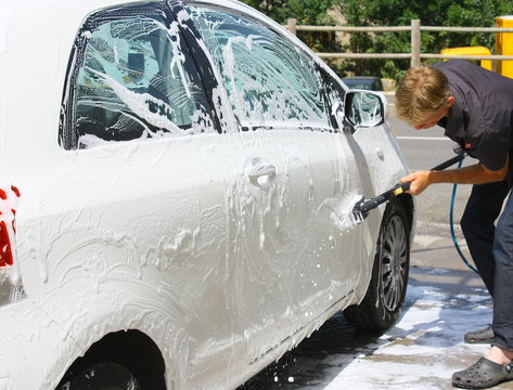 homme ,lavant sa voiture