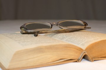 Okulary i książka © GieZetStudio