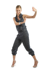 hübsche Frau mit Overall freigestellt