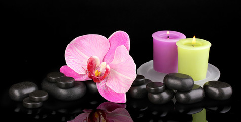 Naklejka na ściany i meble Kamienie spa z kwiat orchidei i świeczki wyizolowanych na czarny