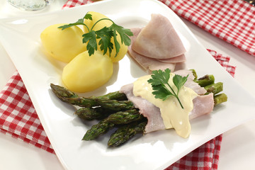 Spargel mit Sauce Hollandaise und Schinken