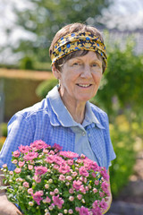 Frau mit Blumen in Garten