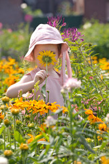 Mädchen in der Blumenwiese