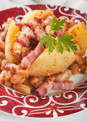 Jacket potato with white beans and bacon
