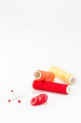 N&auml;hgarn und Kn&ouml;pfe und Stecknadeln