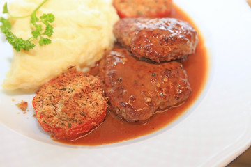 Frikadellen mit Beilagen