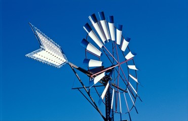 Windrad in blau, weiß und rot, Campos, Mallorca, Spanien, Europa
