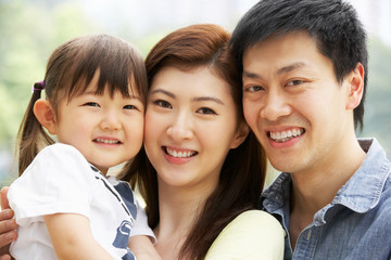 Fototapeta premium Portrait Of Chinese Family With Daughter In Park