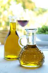 olio di oliva su tavolo con sfondo naturale