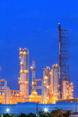 Obraz na płótnie Canvas Rafineria ropy naftowej na zmierzchu (Map Ta Phut Industrial Estate Rayong T