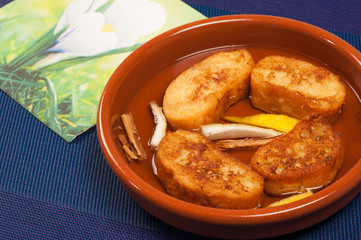 Clay pot with torrijas