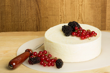 Round of cheese with currants and berries
