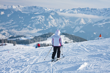 Fototapeta na wymiar Góry alpejskie narciarz w tle
