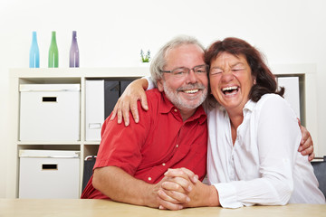 Zwei lachende Senioren