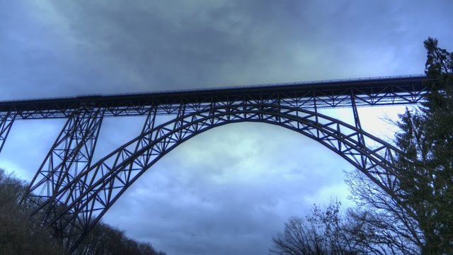 Zeitraffer M&uuml;ngstner Br&uuml;cke mit Wolken