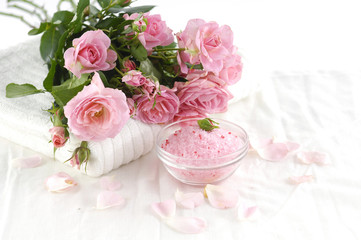 Obraz na płótnie Canvas Spa setting with branch roses on towel salt in bowl