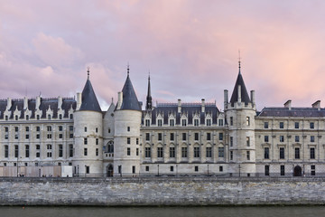 Fototapeta na wymiar Castle Conciergerie jest dawny pałac królewski i więzienie w Paryżu