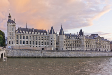 Fototapeta na wymiar Castle Conciergerie jest dawny pałac królewski i więzienie w Paryżu