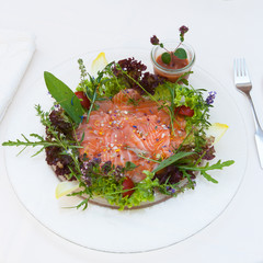 Wildkräutersalat mit Lachs