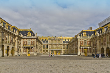 Fototapeta na wymiar Przednia fasada słynnego Pałacu Wersalskiego. Paryż, Francja.