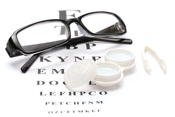 Fototapeta na wymiar okulary, soczewki kontaktowe w pojemnikach i pincety