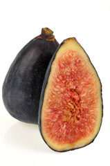 Une figue fraîche coupée en deux