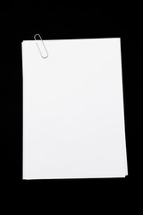 白紙の束を挟んだペーパークリップ