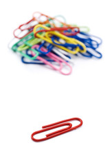 白背景にカラフルなクリップ