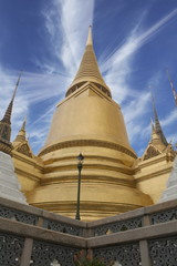 Naklejka premium Golden Stupa - Wat pra keaw Bangkok Thailand