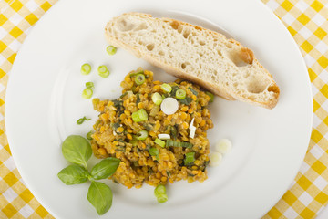 Linsensalat mit Weißbrot